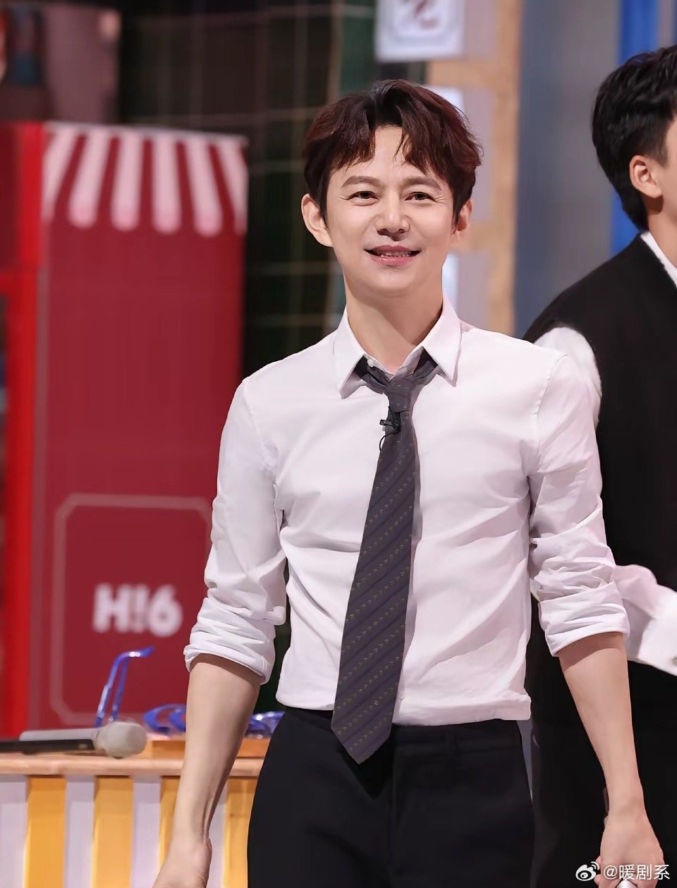 何炅说：“我小时候非常焦虑，差不多12岁的时候，很多人都很喜欢我。但是我很焦虑，