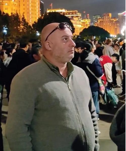 为什么很多美国人到了中国后不笑，全都表情严肃的看着中国的一切？因为这些外国人突然