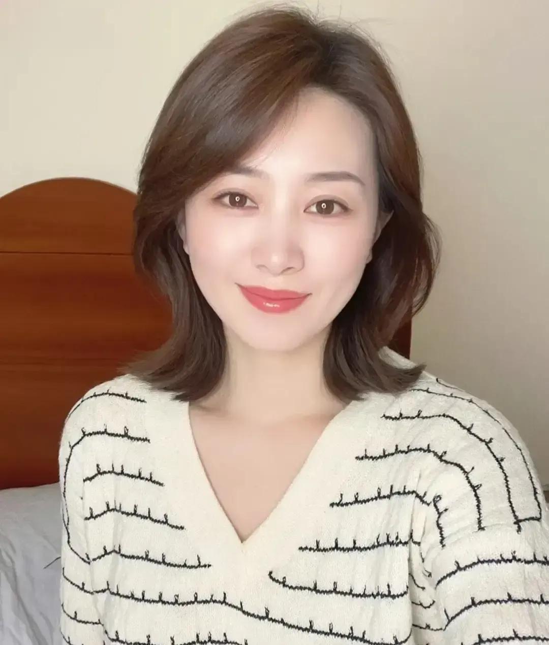 52岁李女士分居十多年，被老姐妹拉去中老年相亲茶话会，现场大爷排队加微信，她回家