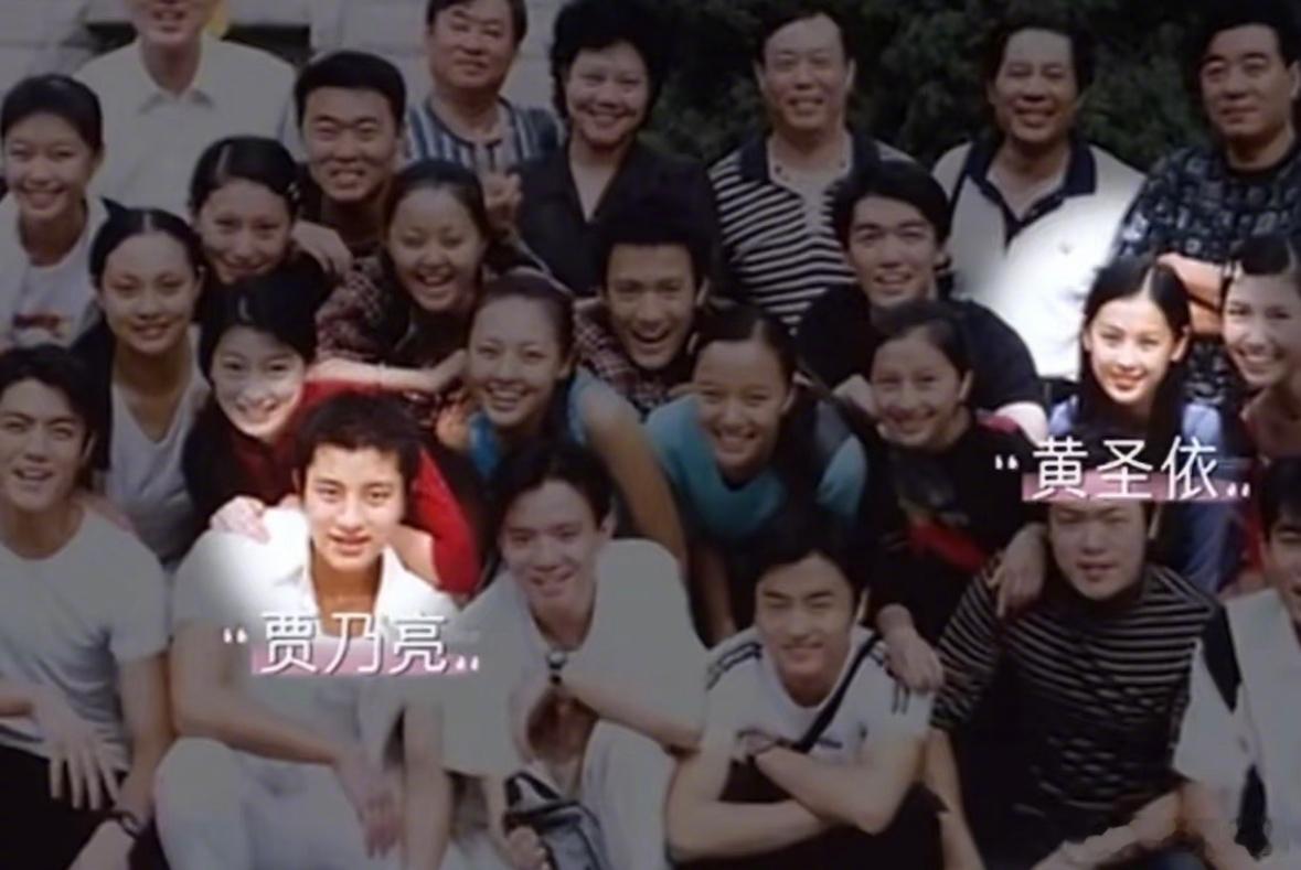 贾乃亮是黄圣依大学初恋娱乐圈是个圈具像化了，当事人不说的话，怎么想也想不到他俩谈