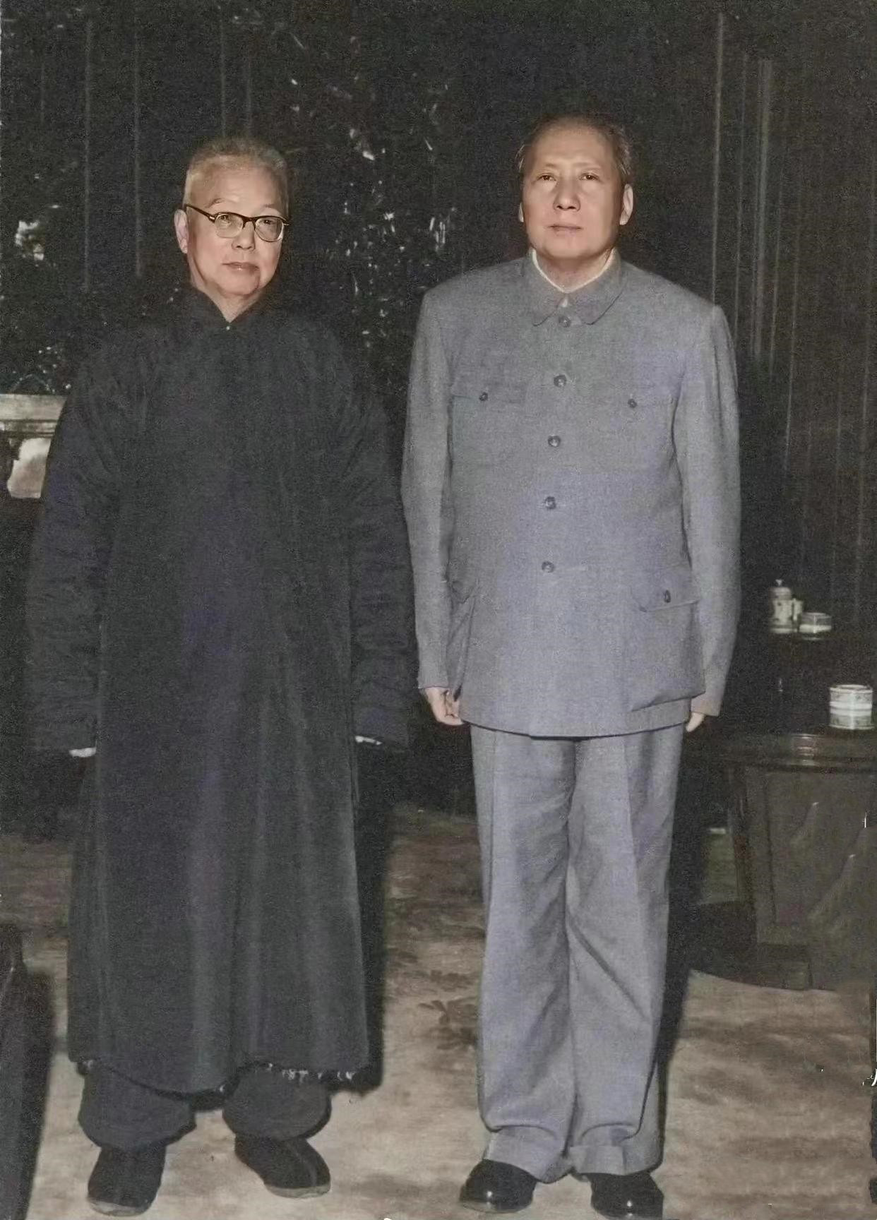 毛主席和他的恩师合影。学生就是学生，老师就是老师。