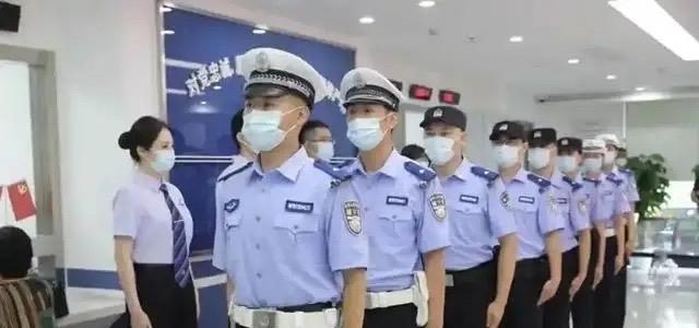 “辅警就是临时工？”这句话，早该翻篇了。合同一签三年起步，平均干满四年还续签