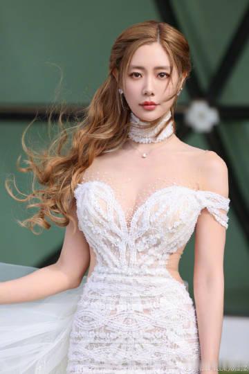 克拉拉官宣离婚家人们，今天娱乐圈又爆大瓜啦！克拉拉官宣离婚的消息瞬间在网络上炸开