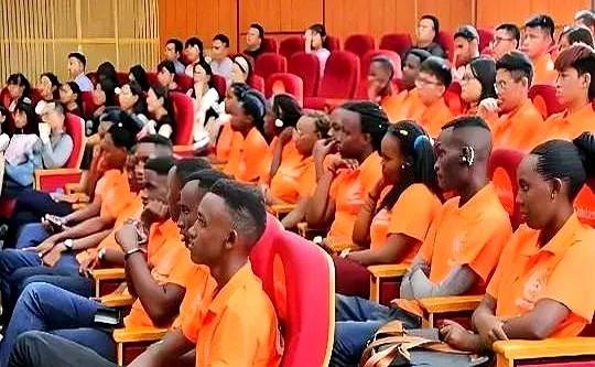 新华社1月7号这新闻，看得我心里直发酸。30个卢旺达留学生从金华毕业回国，一个