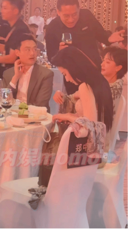 白玉兰奖提名晚宴，参加的男士和女星看着很忙的样子。男士拿着酒杯趁机向到场的女