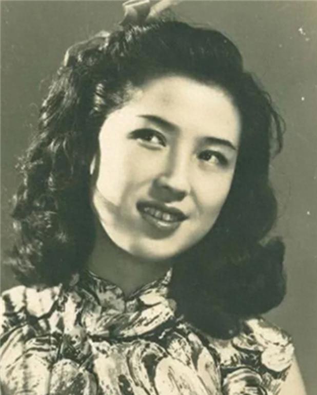 1965年，杜月笙的四姨太姚玉兰外出打牌，突然全身燥热，坐立不安，她心中有不好的