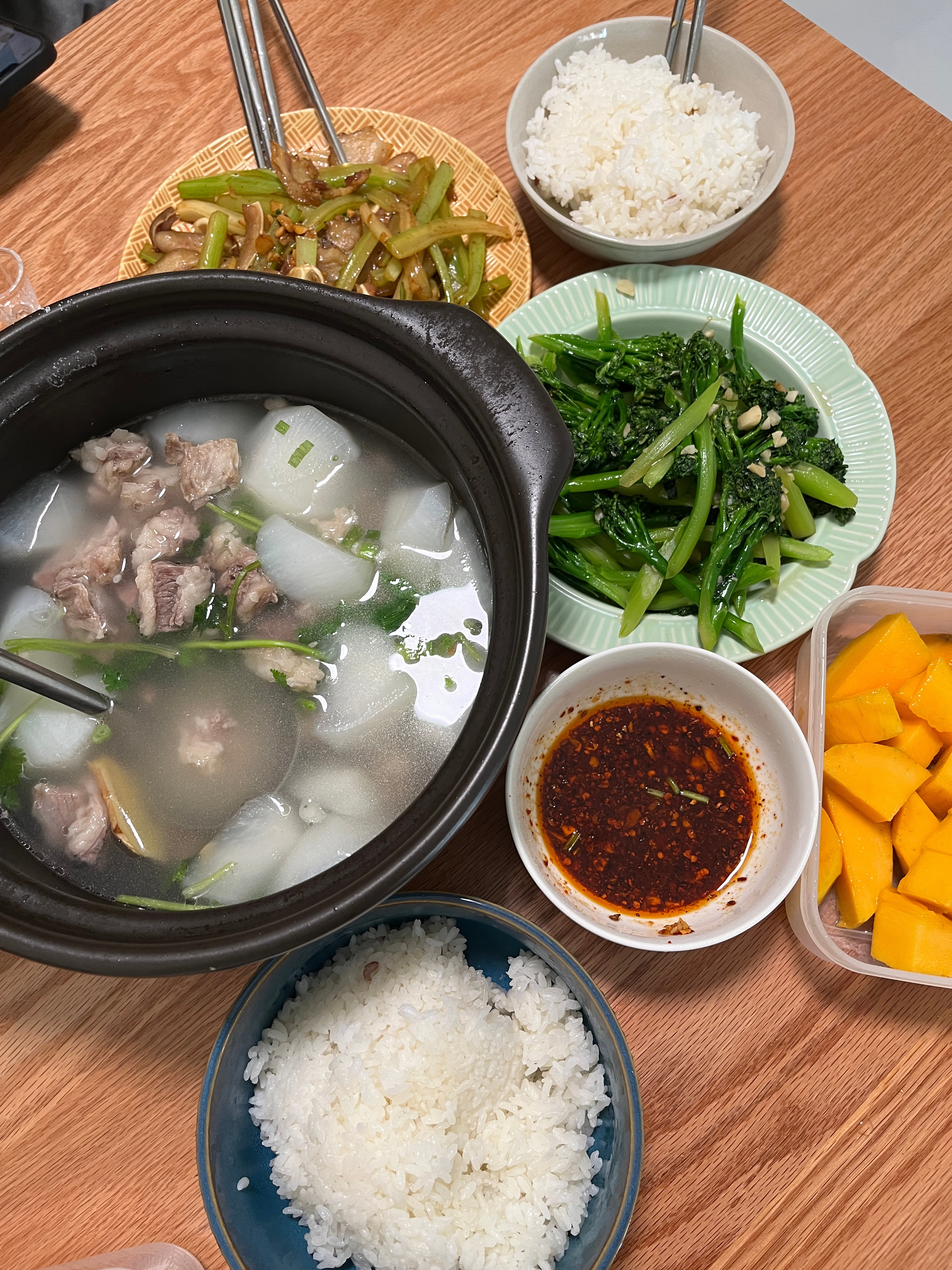 下班了。晚饭：萝卜清炖牛腩，清炒长杆西兰花，西芹炒猪耳朵。第一次买西兰苔，蛮好吃