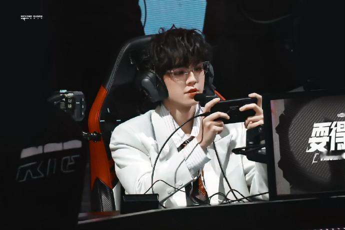 左航穿西装打电竞高智味左航三杀左航三杀，左航穿西装打电竞高智味，我们航酱的游