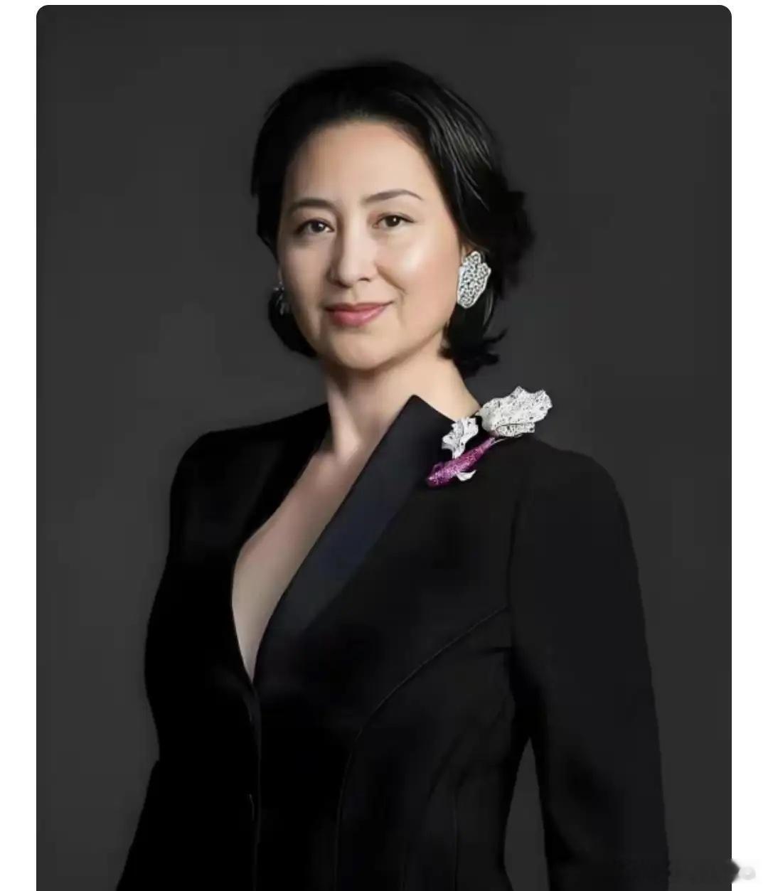 何超琼清仓9.5亿，转身在深圳开了一家没有赌场的美高梅。2026年6月，何超琼趁
