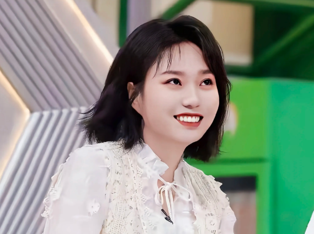 李雪琴这事儿我也琢磨过一阵子你说她长得多惊艳吧，好像也不是，和娱乐圈那些一眼就