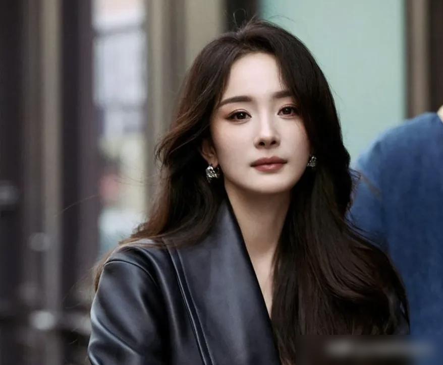 杨幂又签人了，这次是郑合惠子。不是简单的艺人跳槽，而是她妈公司的一盘棋。上海