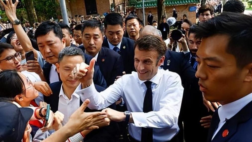 马克龙去成都了。外国领导人访华。很少有这样安排的！欢欢和圆仔刚回四川。