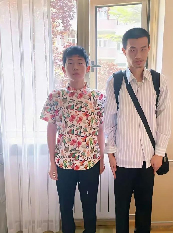 韦神与外甥、外甥女同框，那表情好似“被迫营业”，满脸痛苦。果然，学术大佬的世界咱