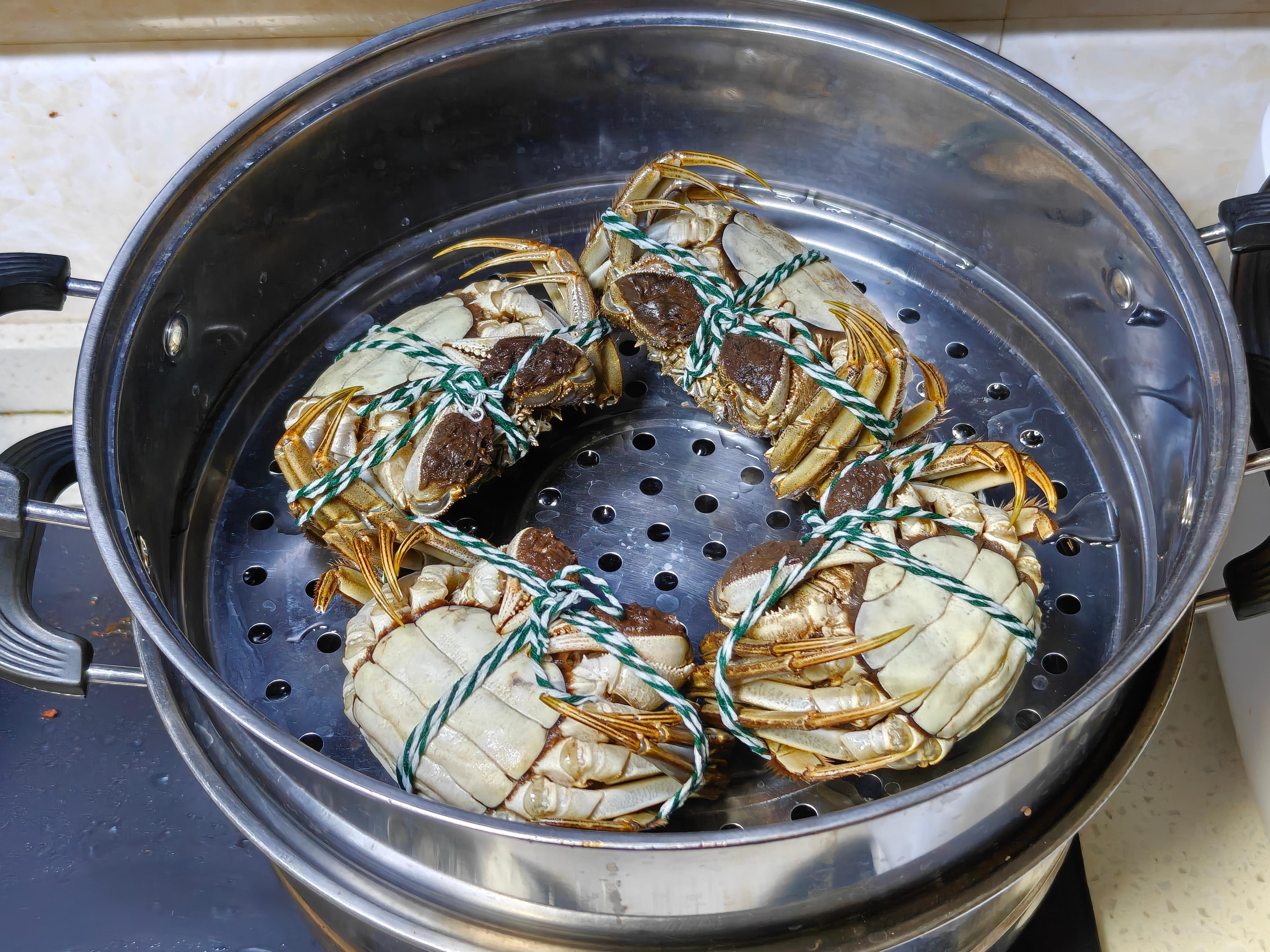 这个季节是吃螃蟹的好时候～去楼下超市买了4只母蟹，和亮嫂一人两只，猜猜看这