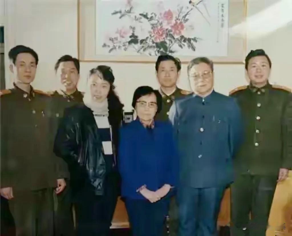 上世纪九十年代，原南京军区司令员向守志将军（右二）与夫人张玲（前中）和媒体记者的