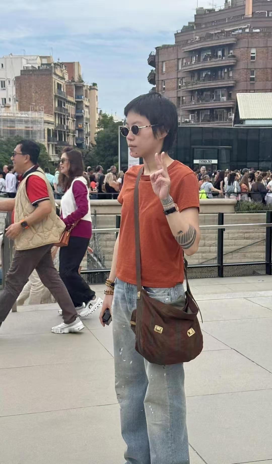 基因的骗局？窦靖童用28岁的“王菲影子”狠狠打了内娱的脸！她顶着寸头、挂着五