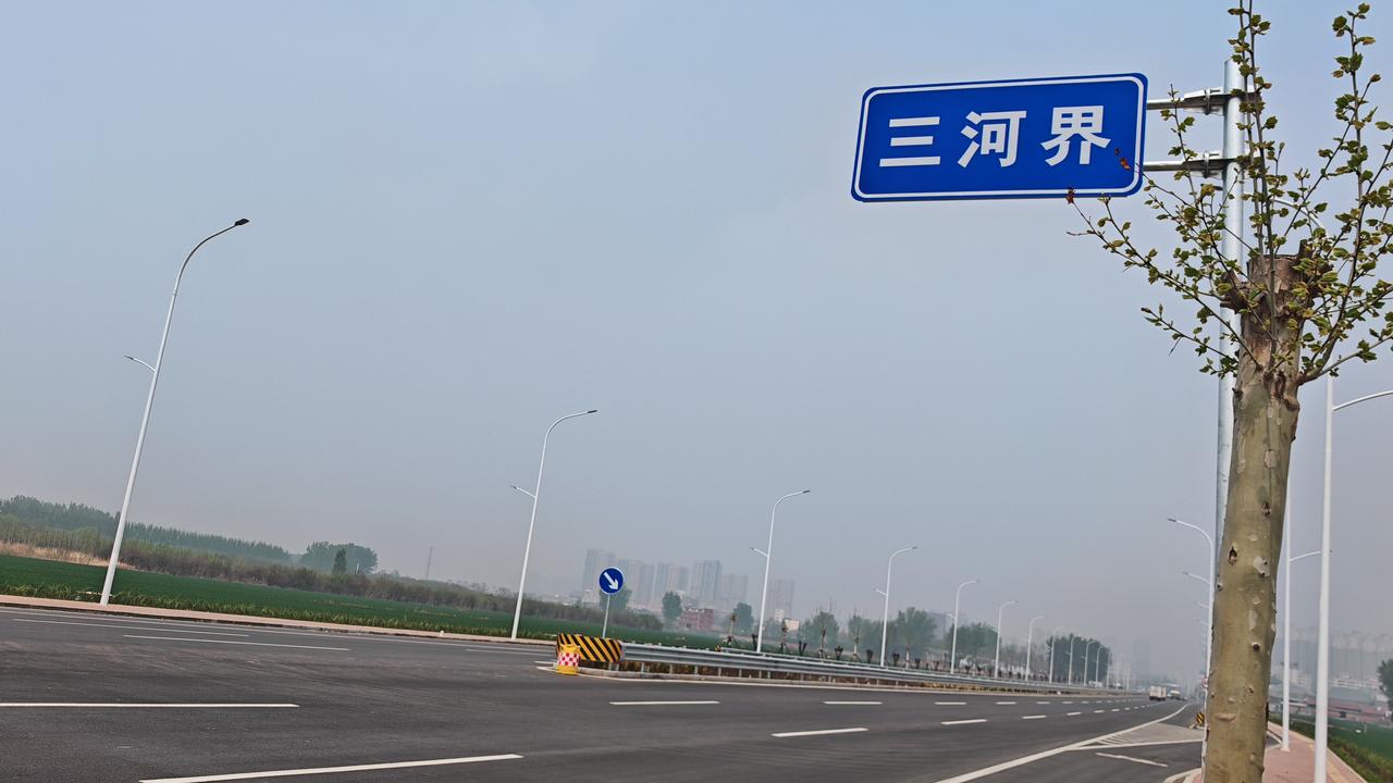 这条路是大厂这边居民福音。观潮路是大厂和燕郊的连接线，路中间挂着两个牌子，分