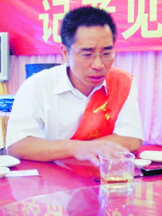 2009年，42岁的农民工滕振国好不容易拿到硕士学位，兴冲冲去找工作，才知道单位
