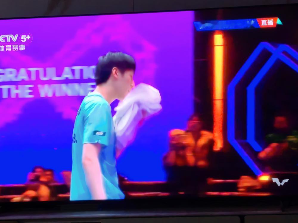 国乒家门口0冠，被俩小孩当着马琳的面狂欢。奖杯举过头顶，吼声刺穿全场。对面的
