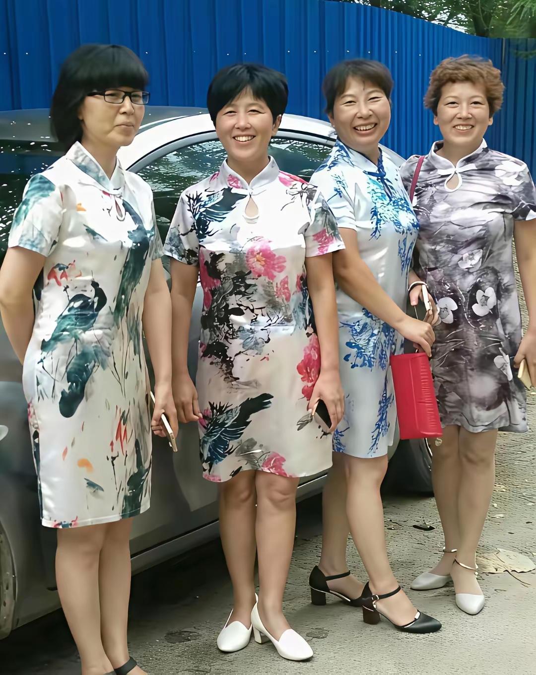 六旬不算老，人人穿旗袍。退休享清闲，幸福面含笑。