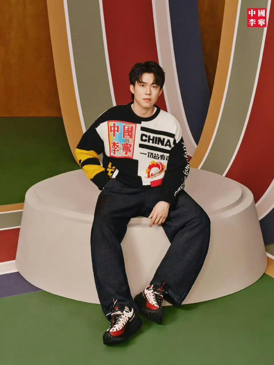王楚钦李宁服饰最新造型曝光！复古套头毛衫搭配牛仔裤，休闲中彰显时尚的明亮氛围。配
