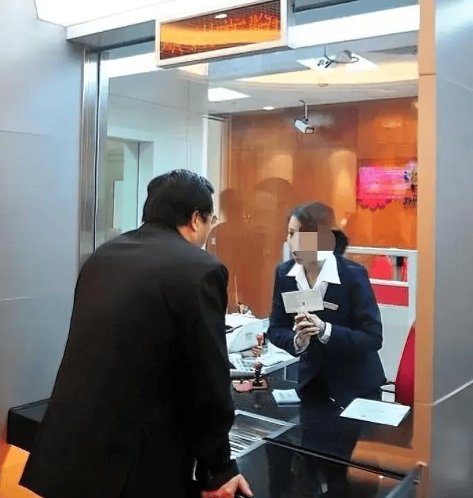 “不可思议!”浙江一男子将400万存入银行定期1年，不料到期取钱，却被银行告知手
