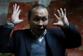 2003年，北京人张长福坚决不肯拆迁，他借着奥运会的由头威胁开发商，没想到开发商