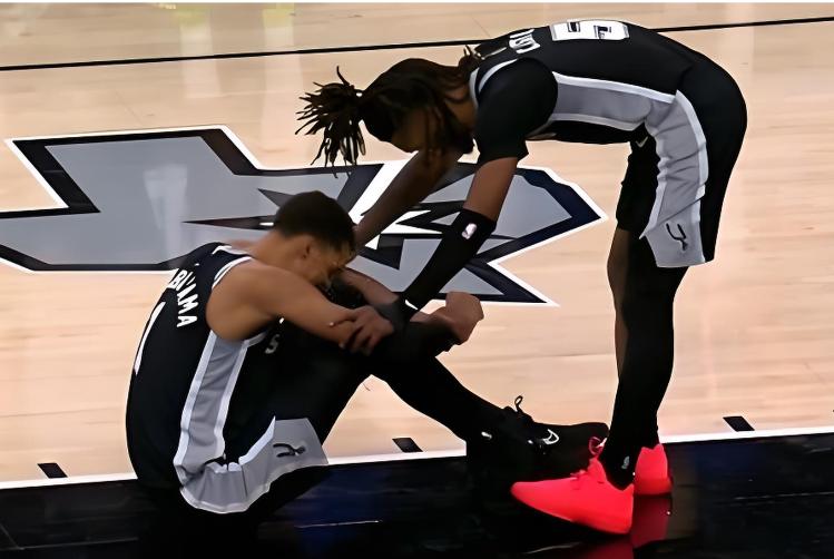 你也差一场啊，文班也伤了，你和东契奇怎么这么倒霉啊！今天马刺官方宣布文班亚马左