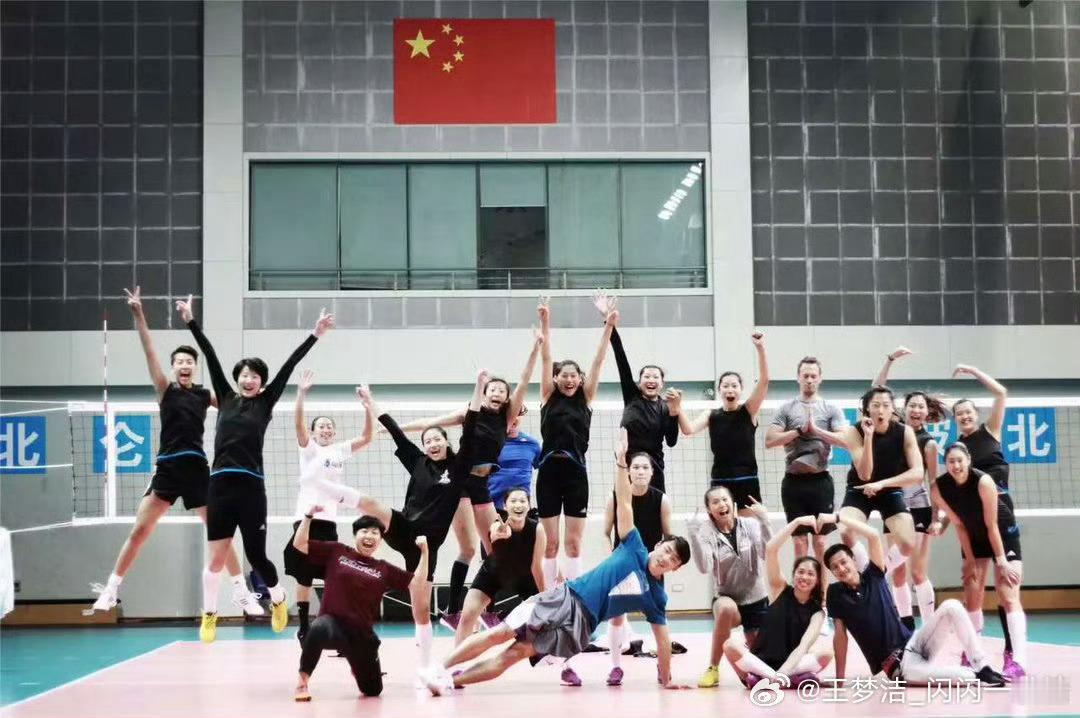 王梦洁晒出了十多年前的中国🇨🇳女排的合照只有颜妮最“严肃”哈哈哈😃中国女排