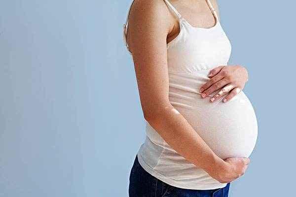 孕妈怀胎8月被引产, 丈夫知道原因后, 很自责