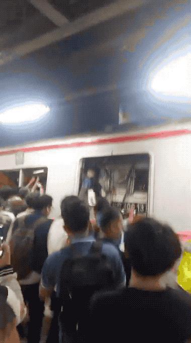 印尼火车相撞现场实拍：和高铁列车无关，更不用停下来等一下印尼人民！4月27日印尼