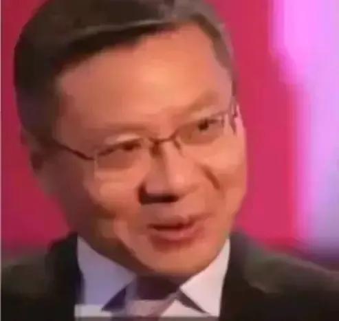 当有人向他提出一些尖锐问题的时候，他就总是故意回避问题的核心，绕来绕去转移话题。