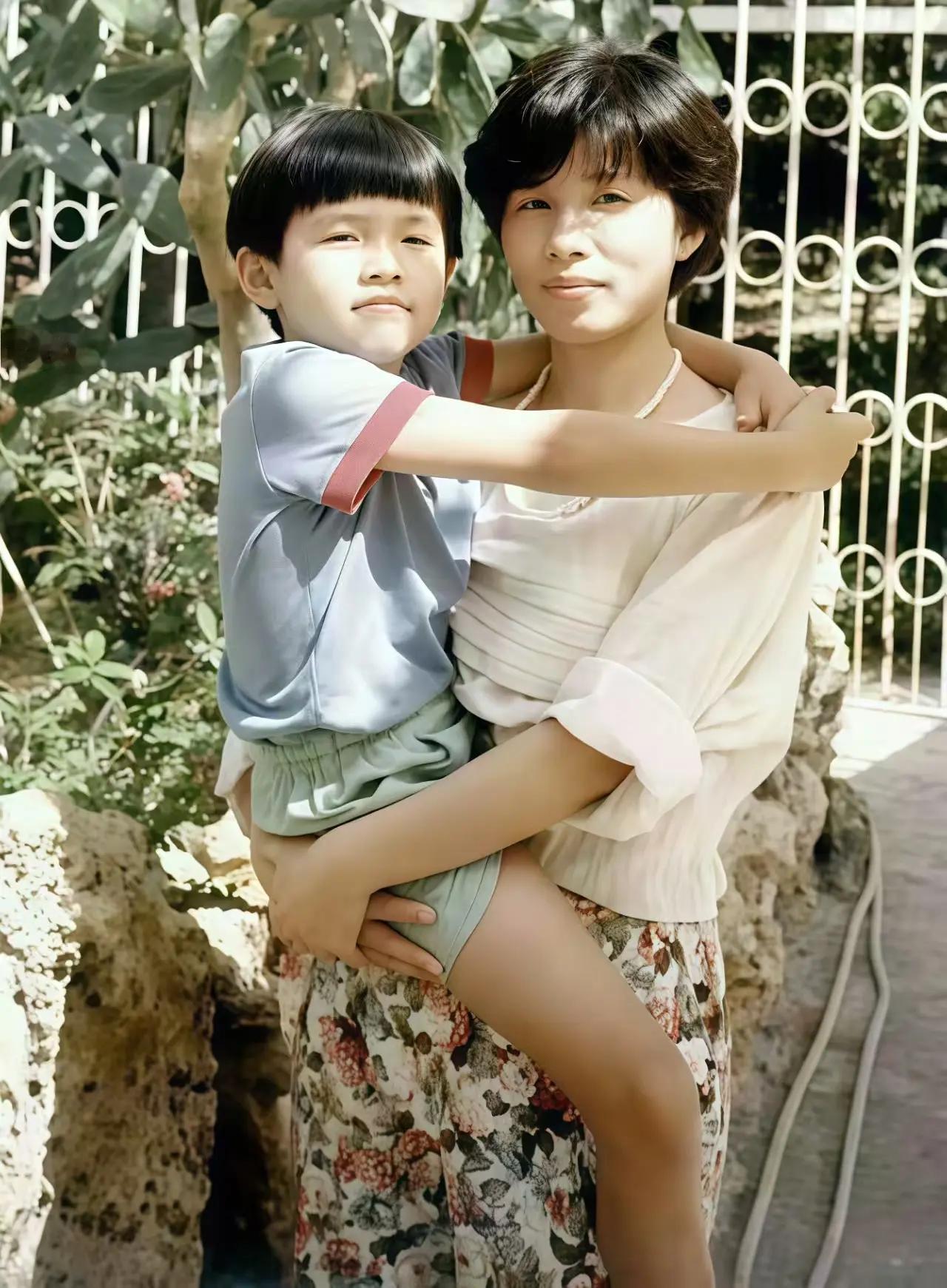 猜猜这是哪位顶流明星小时候。