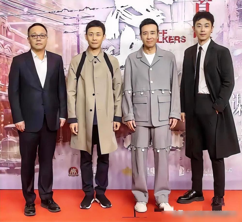 网友最近翻出朱亚文、张译、于和伟的合影，直接笑疯：这居然是按身高排的队！朱亚