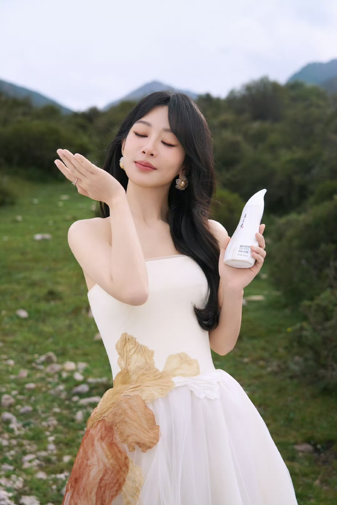 杨紫杨紫抹胸花瓣白纱裙杨紫白色抹胸纱裙真的要被紫啧美鼠咯！​​​