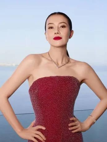 一袭酒红闪片鱼尾裙✨高圆圆完美勾勒身材线条，从容大气，越成熟越有韵味。红毯穿