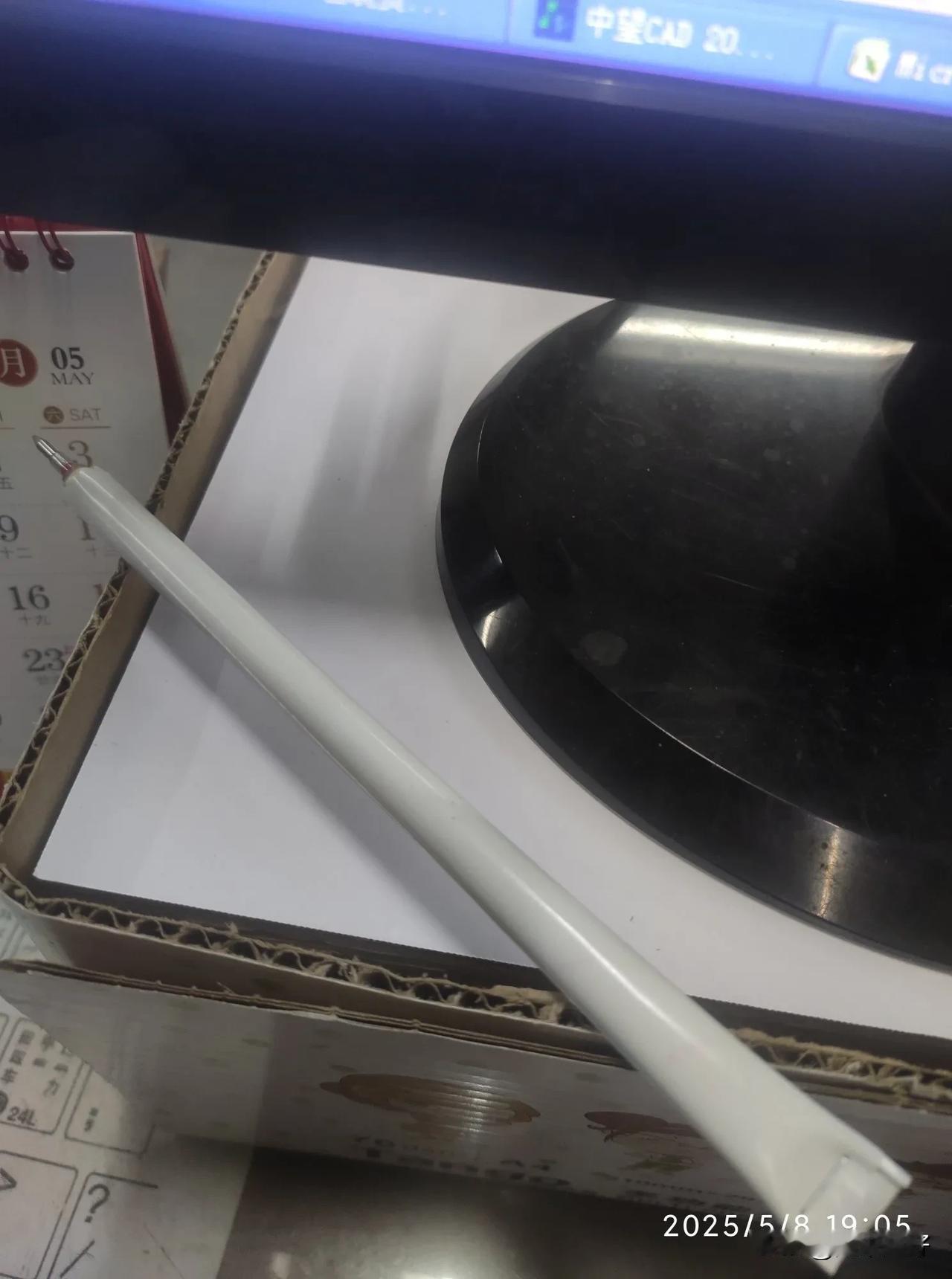 随着工厂外贸订单的全面停顿，全厂也只有研发部的十五个人经老板特批后可以加班。而其