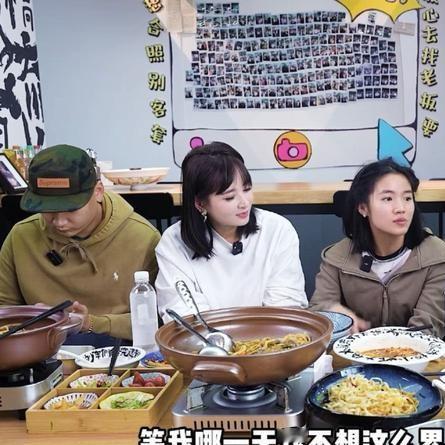 李勒优脱离晋妈的镜头之后，最大的变化不是变美了，而是她脸上那股寄人篱下的紧绷感终于散了。前两年看崔晋