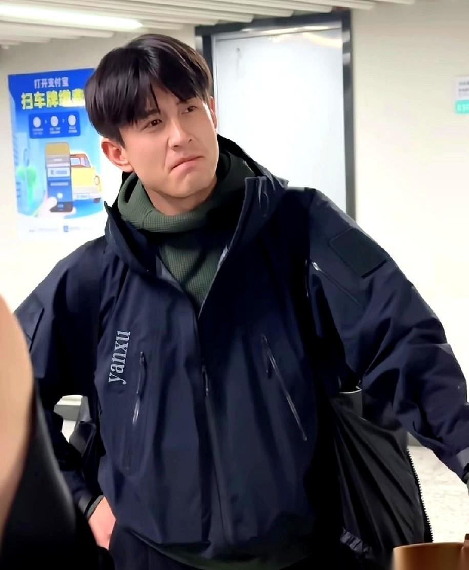 我朋友去机场送刘萧旭，回来第一句话就是：“网上那些照片，全把人给坑了！”她说去