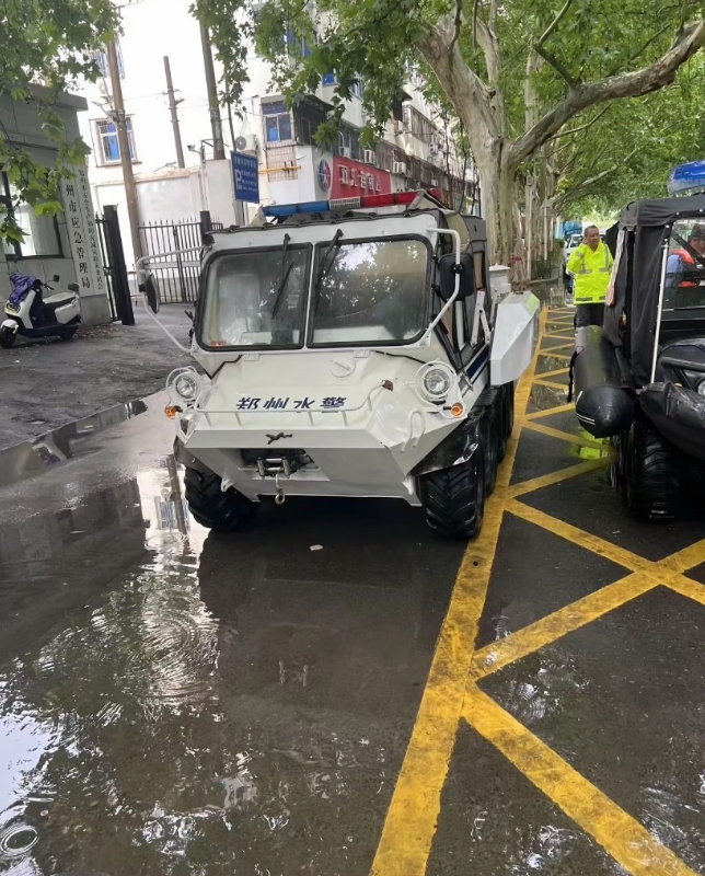 一场大暴雨，让我知道了郑州居然还有水警，第一次见这种车出动～