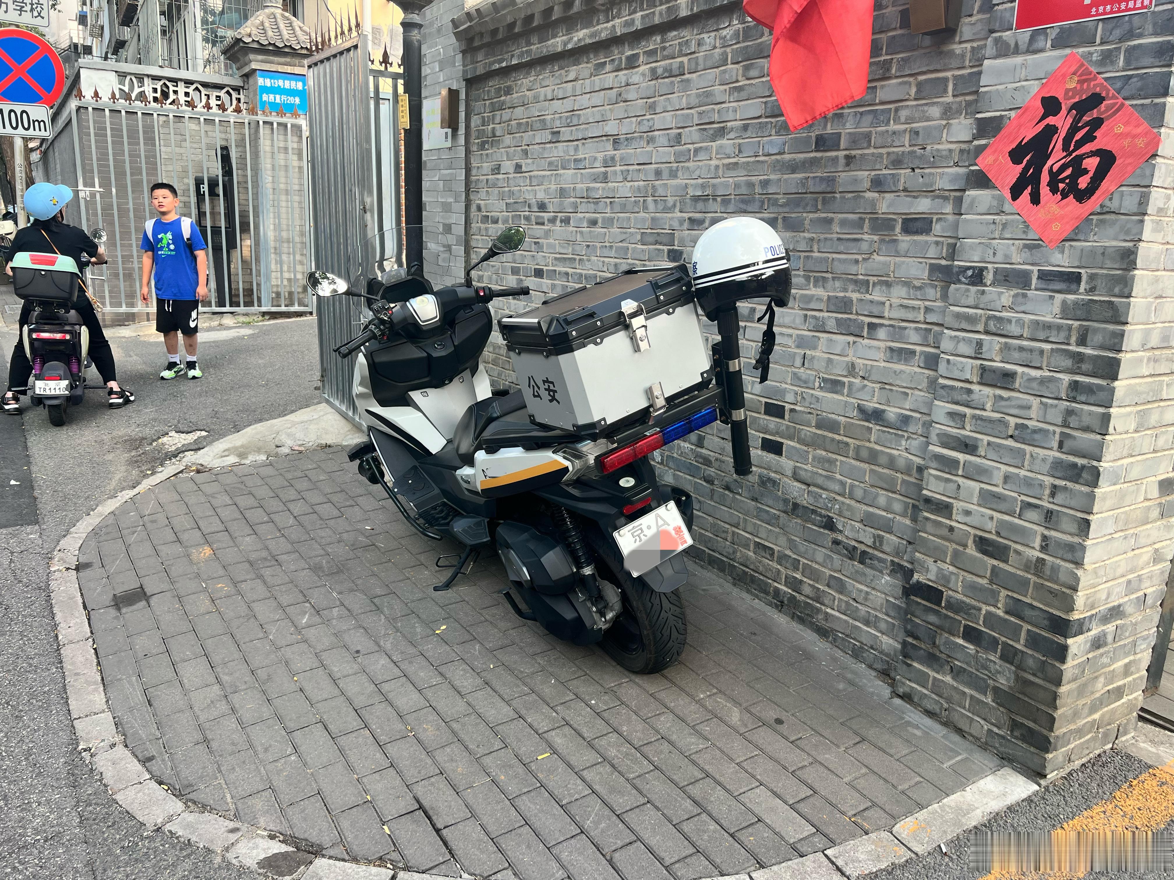 这个警用踏板摩托车好酷啊（目测是学校门口JCSS执勤骑来的）！只看到个C400G