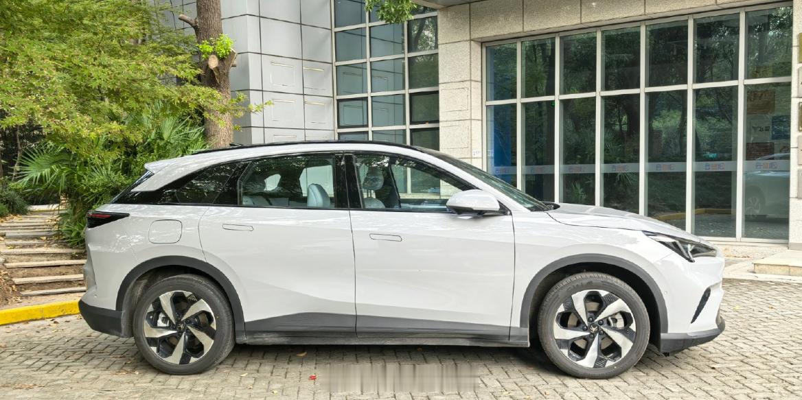 馈电动力弱、馈电油耗高、馈电抖懂强这3个是增程车的痛点，刚刚上市的全新阿尔法T5