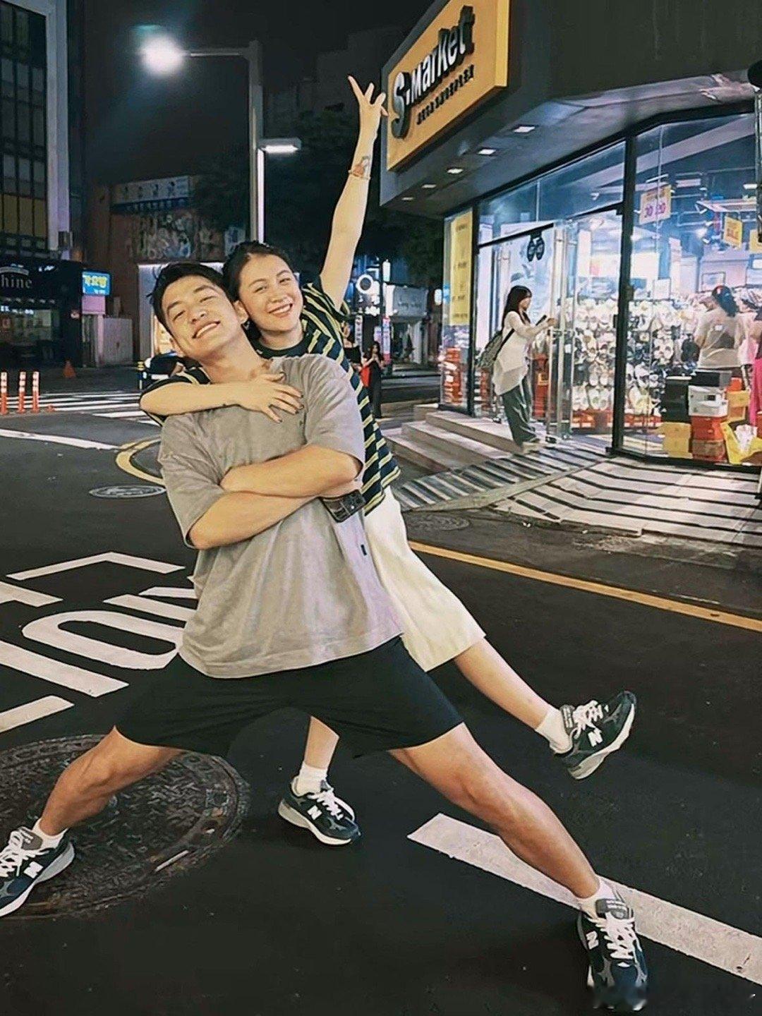 李嘉格与男友正脸合照第一张真是发自内心的幸福🥰恭喜🎉姐姐谈到帅哥了！不敢想象