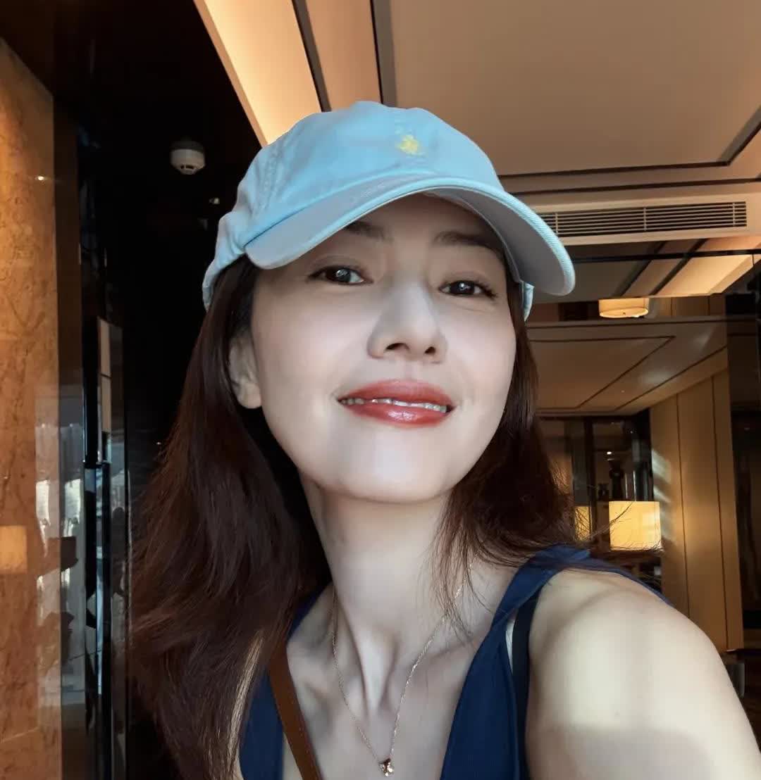 高圆圆发文：“热到变形，但自拍不能停”原来女神也喜欢自拍啊
