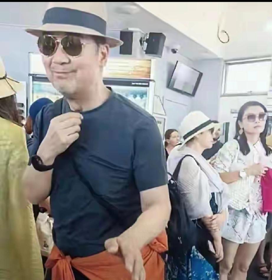 70岁张国立和67岁邓婕澳洲被偶遇，两人状态超好，排队等观光小火车，自然又松快，