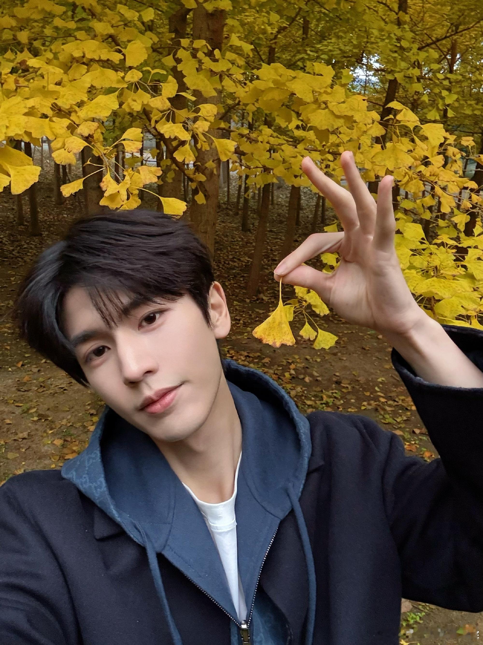 看张凌赫真的有男模天赋，无论什么衣服都好看，随便一身都像是时尚大片，果然时尚的完