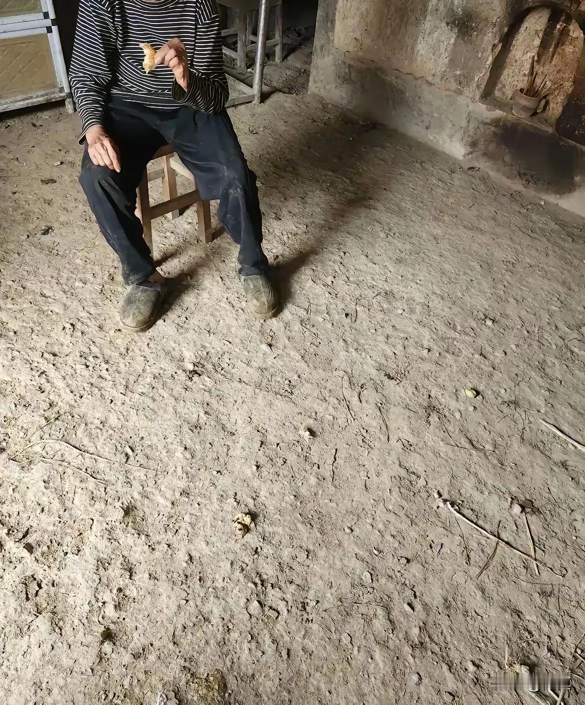 头条上刷到的现在农村还有这么贫困的家庭吗？感觉有点不现实呀[抠鼻]