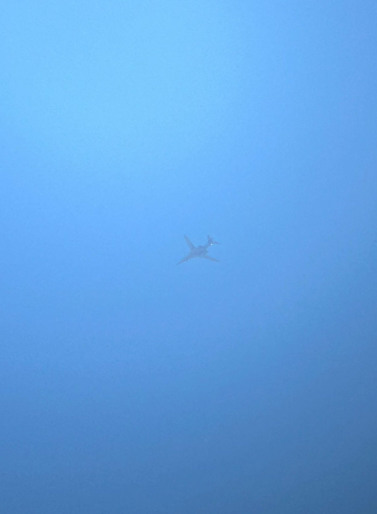 🔻哇哦，刚刚以色列特拉维夫有人拍到了正在飞往伊朗的B-1B“枪骑兵”战略轰炸机