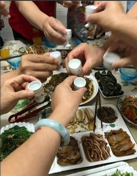 河南驻马店，男子应邀前往朋友家中吃饭，期间不胜酒力醉倒。男子家属得知后，将男子接