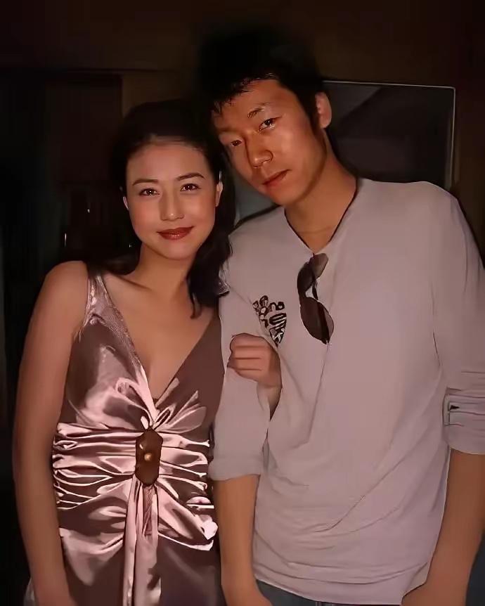 2004年，周海媚在北京认识刘姓建筑师男友，两人在北京同居，男友曾多次向周海媚求
